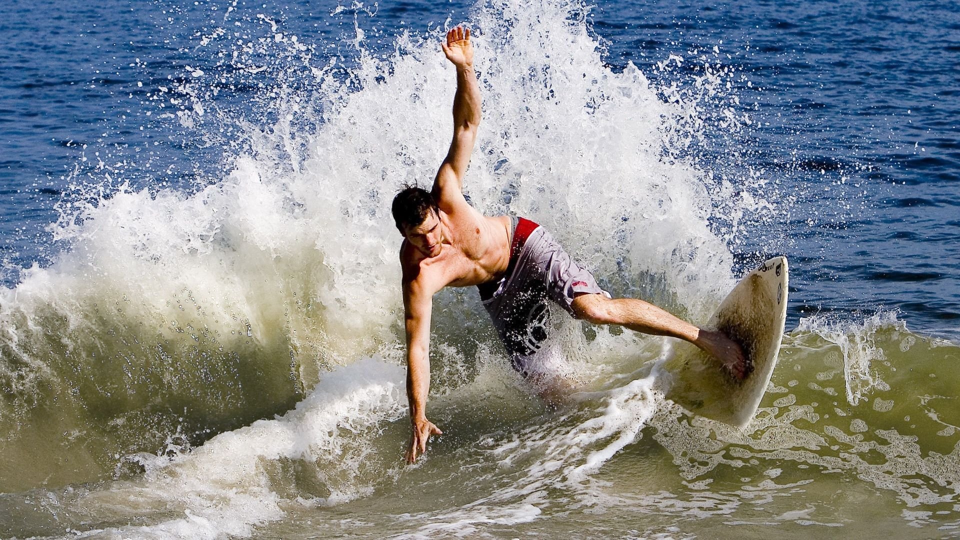 爱游戏娱乐网址-【防守绝技】马克·塞尔比的“铁墙式”防守战术，马克塞尔比球风